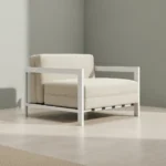 Fauteuil Morvullargo van Domkapa in lichte Bondi-stof met brede armleuningen en wit metalen frame
