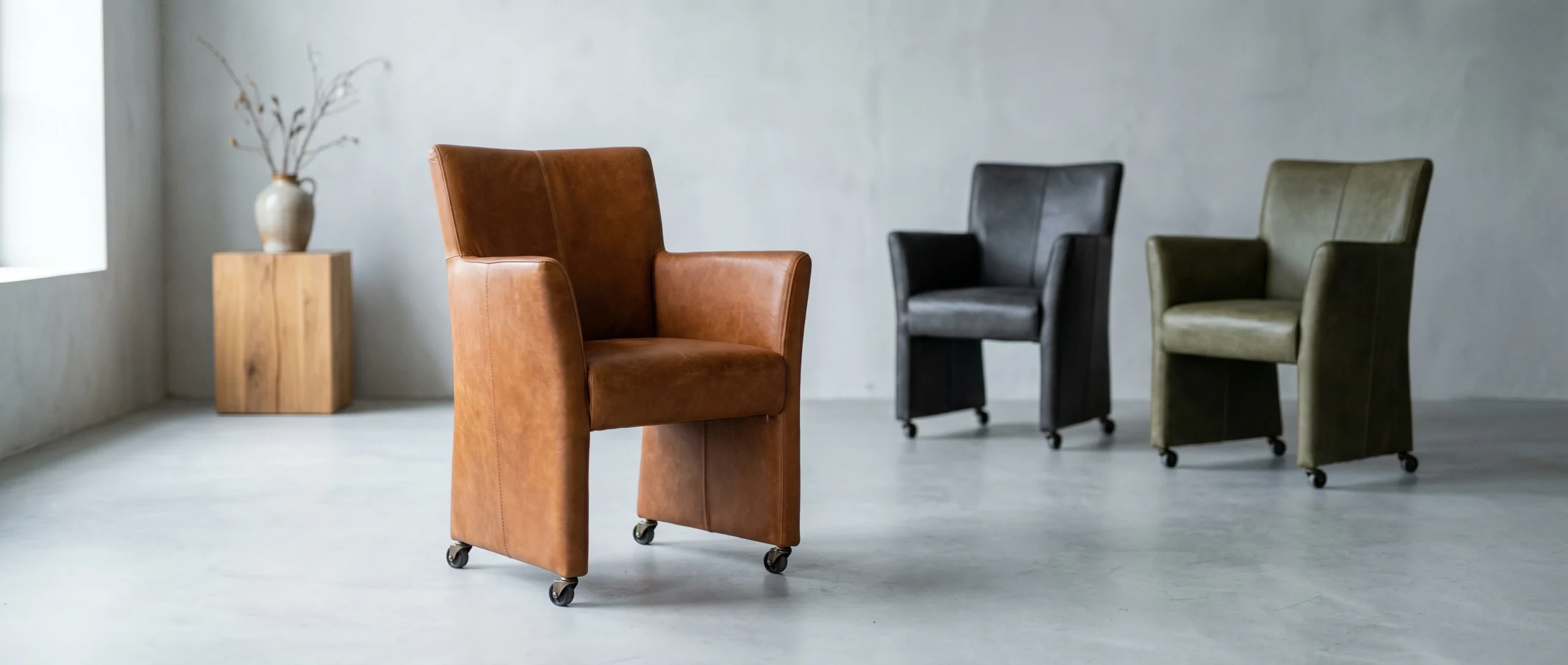 Leren eetkamerstoelen met wieltjes
