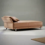 Bank Yvornomira chaise longue in natuurlijke kleur met zachte kussens en metalen poten.