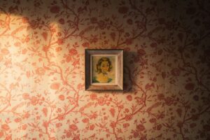 Portret aan een wand met bloemenbehang