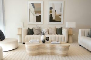 Beige bank in een lichte, neutrale woonkamer