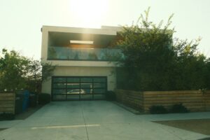 Moderne woning met grote ramen, geschikt voor buitenscreens