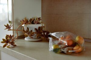 Sfeervolle keuken in de herfst met boodschappen op tafel