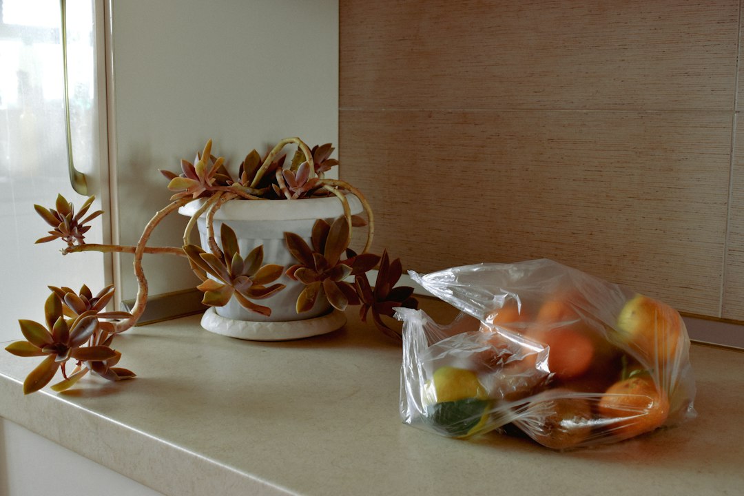 Sfeervolle keuken in de herfst met boodschappen op tafel