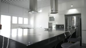 Moderne keuken met kookeiland zonder afzuigkap erboven
