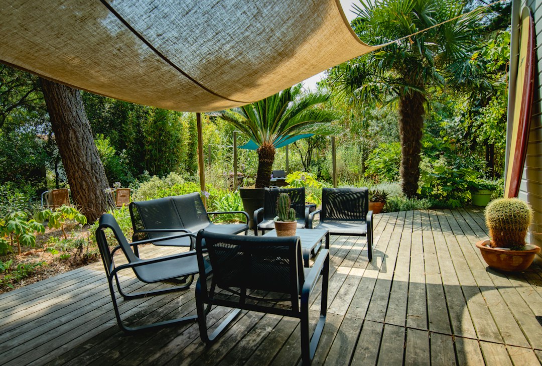 Schaduwrijk terras met tafel en stoelen onder een overkapping in de tuin