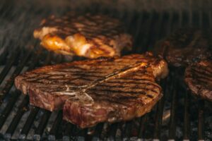 Vlees op de barbecue tijdens een tuinavond