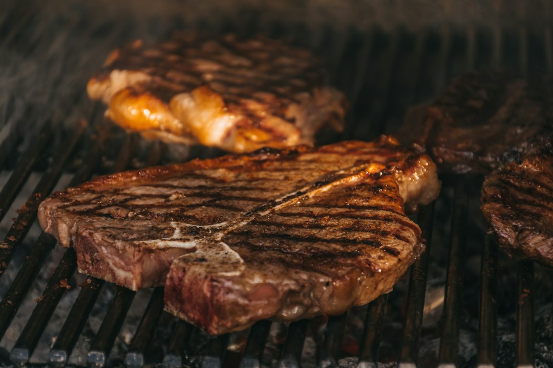 Vlees op de barbecue tijdens een tuinavond