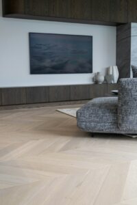 Moderne woonkamer met een houten visgraatvloer