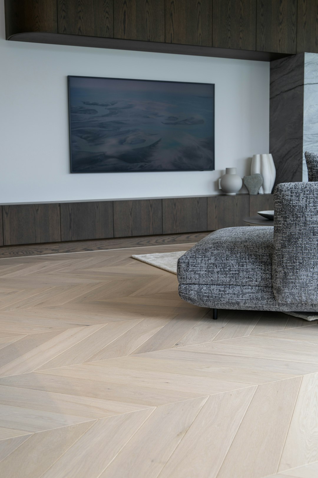 Moderne woonkamer met een houten visgraatvloer