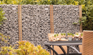 Tuin met een tuinafscheiding van gaaspanelen en hout