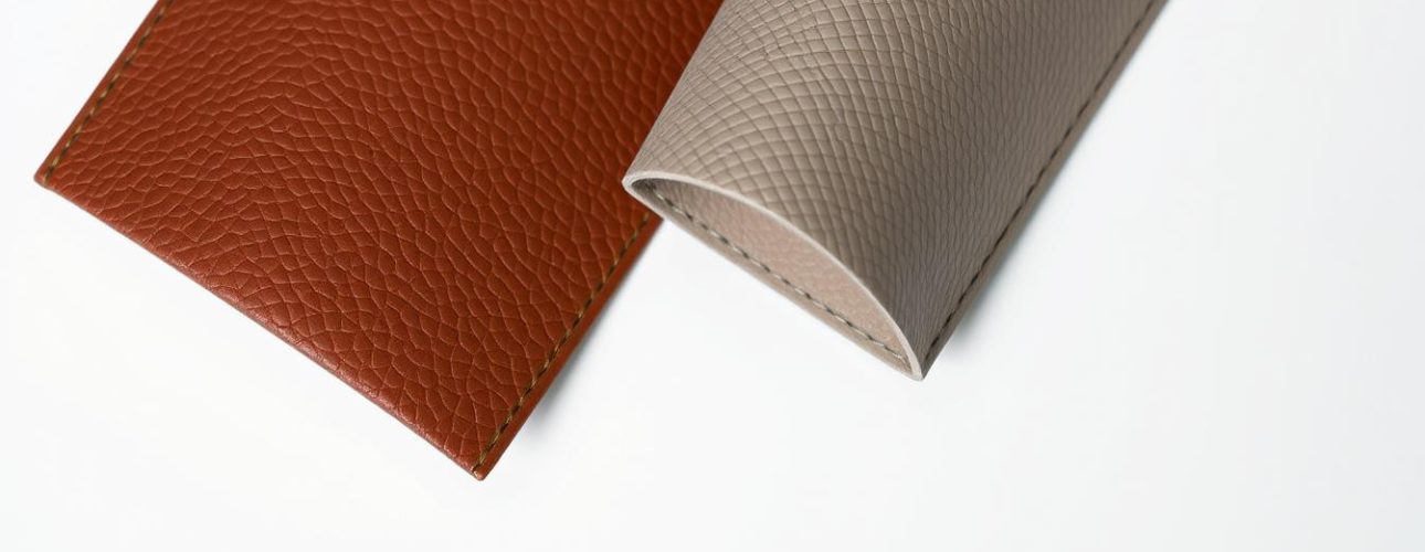 Twee soorten leer, kunstleer in bruin en imitatieleer in grijs, naast elkaar gepresenteerd.