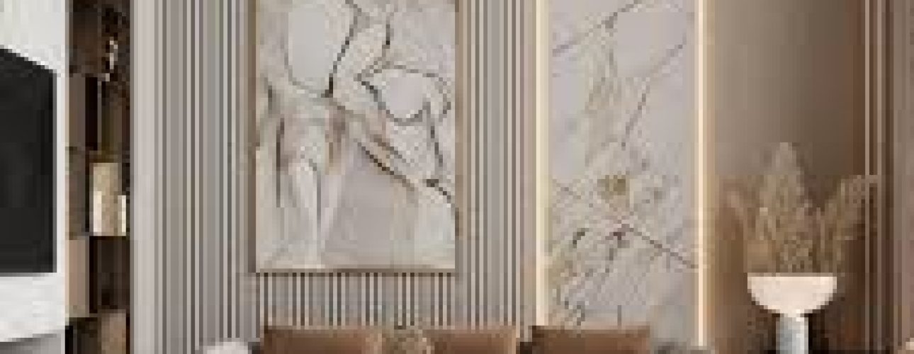 Een moderne woonkamer heeft een groot abstract schilderij, een luxe kroonluchter en een marmeren accentmuur. Twee banken met bruine kussens omringen een strakke witte salontafel op een pluchen kleed, wat een verfijnde en chique sfeer creëert.